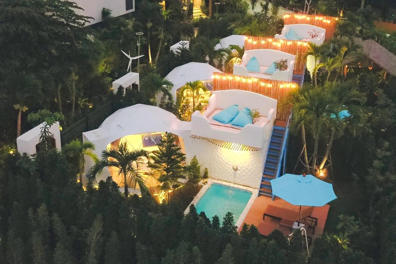 Le Resort And Villas Rawai Eksteriør bilde The resort at night