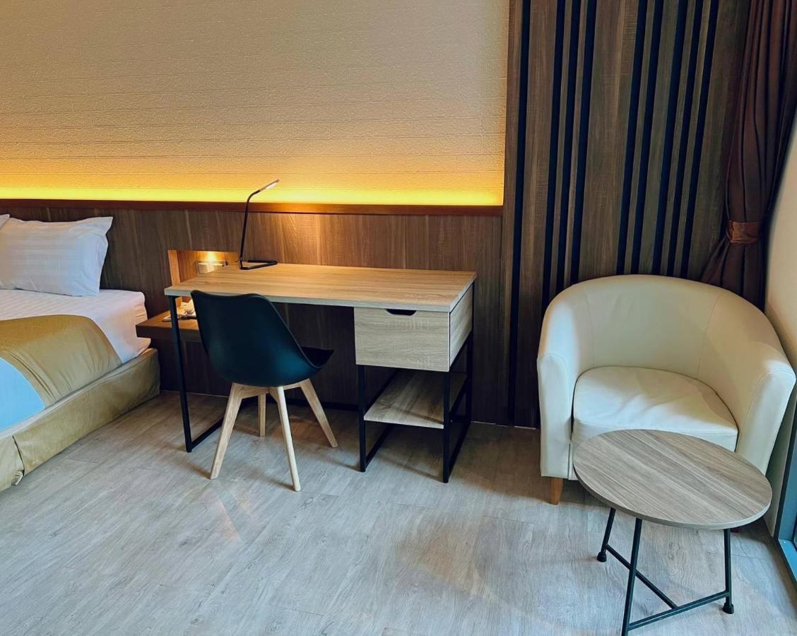 Le Resort And Villas Rawai Eksteriør bilde A room at the hotel