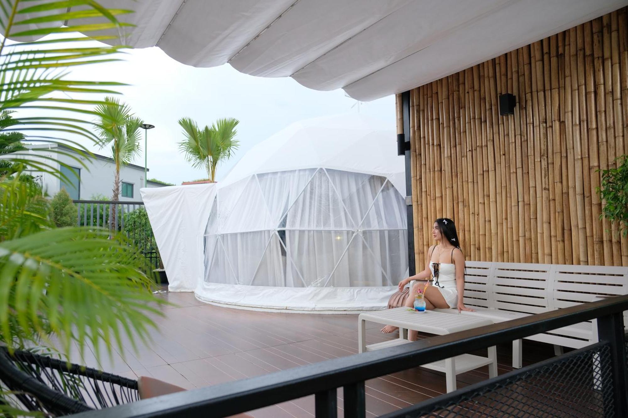 Le Resort And Villas Rawai Eksteriør bilde The Bubble Hotel