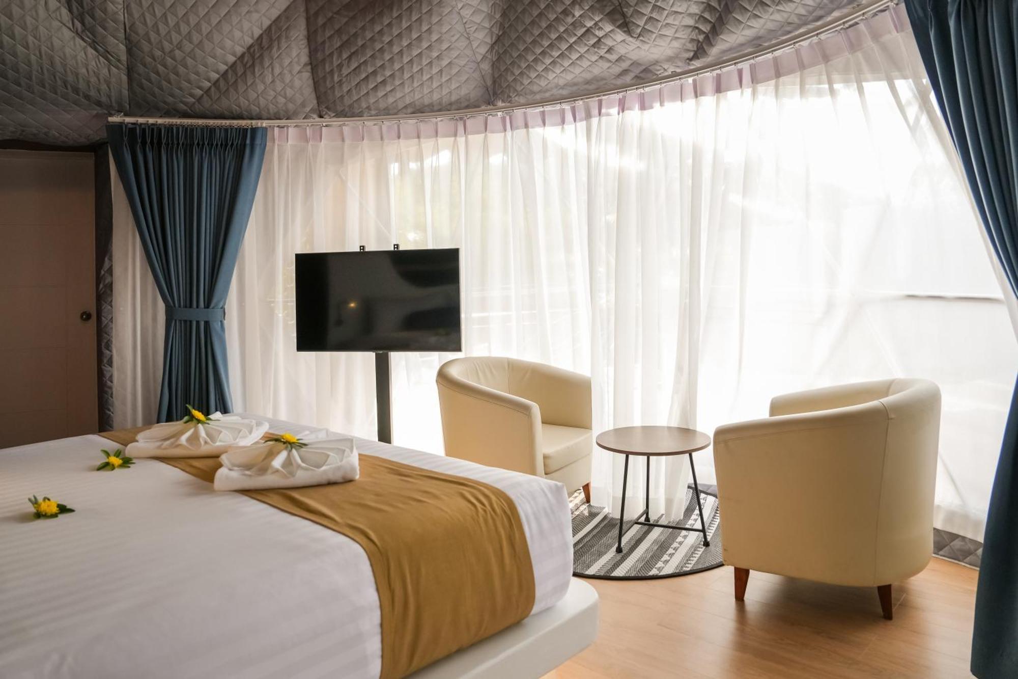 Le Resort And Villas Rawai Eksteriør bilde A bedroom in the resort