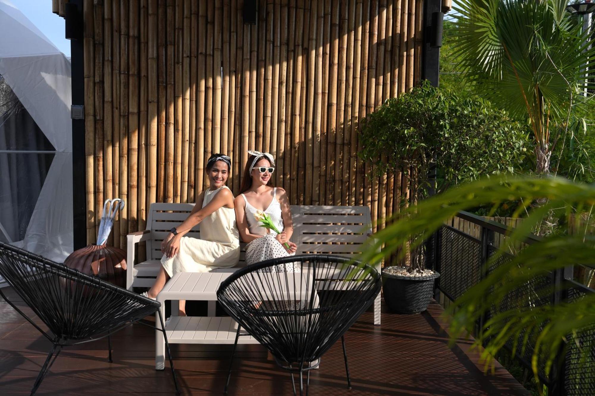 Le Resort And Villas Rawai Eksteriør bilde A lesbian wedding in Cancun, Mexico