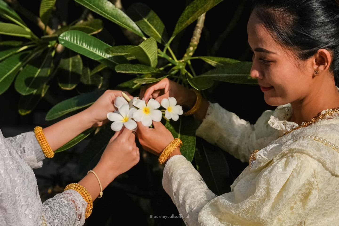 Le Resort And Villas Rawai Eksteriør bilde Thai woman wearing traditional Thai dress
