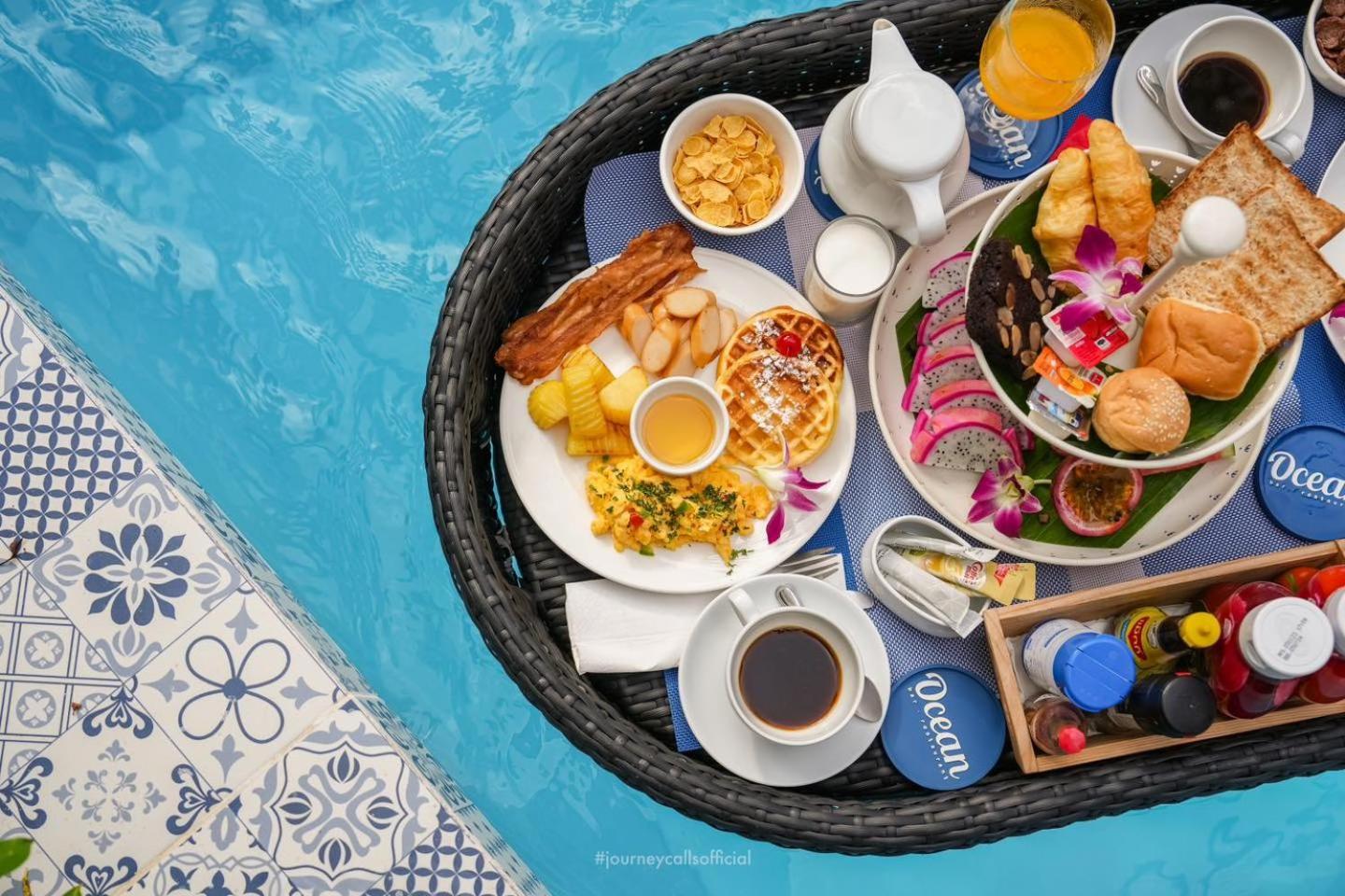 Le Resort And Villas Rawai Eksteriør bilde A floating breakfast at the U Sathorn