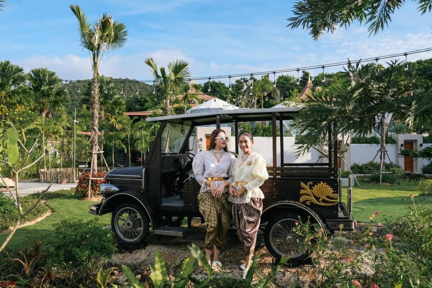 Le Resort And Villas Rawai Eksteriør bilde Thai people in traditional Thai dress