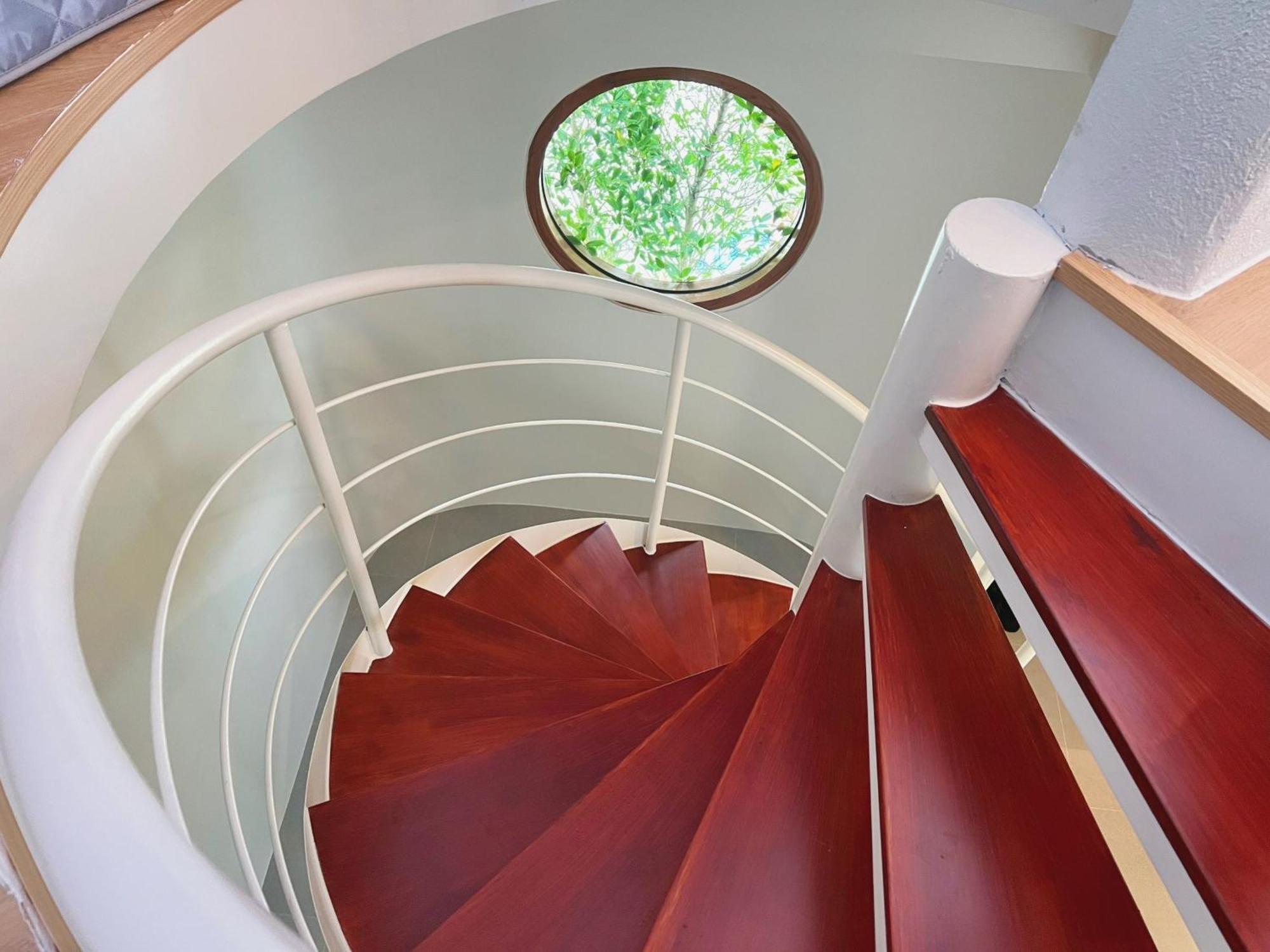 Le Resort And Villas Rawai Eksteriør bilde Spiral staircase