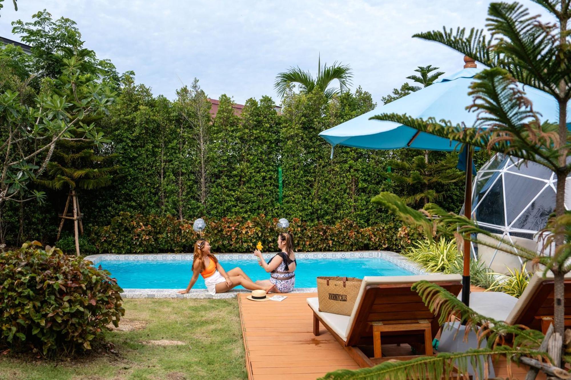 Le Resort And Villas Rawai Eksteriør bilde A pool in Phuket, Thailand