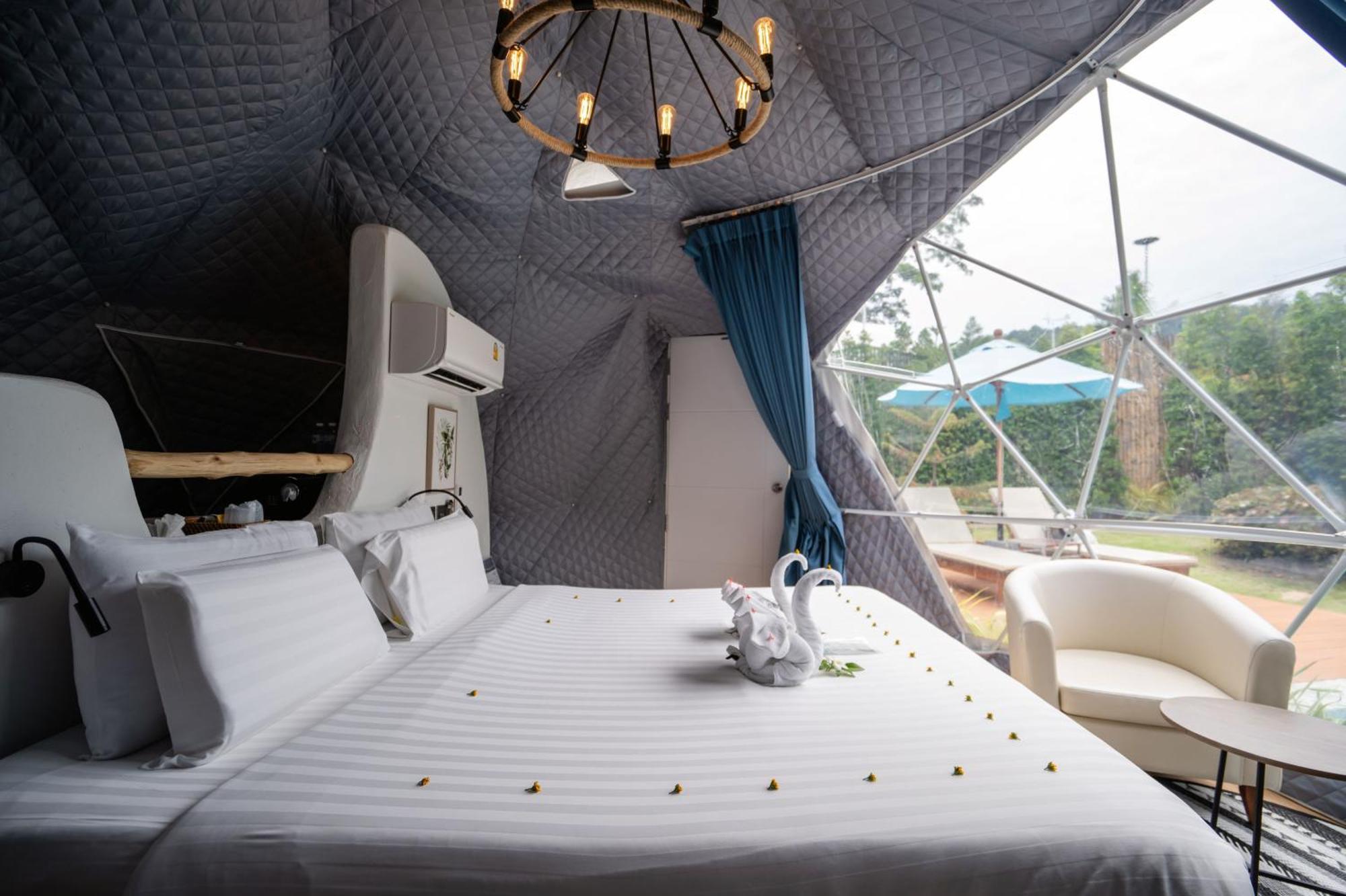 Le Resort And Villas Rawai Eksteriør bilde Interior of a glass dome