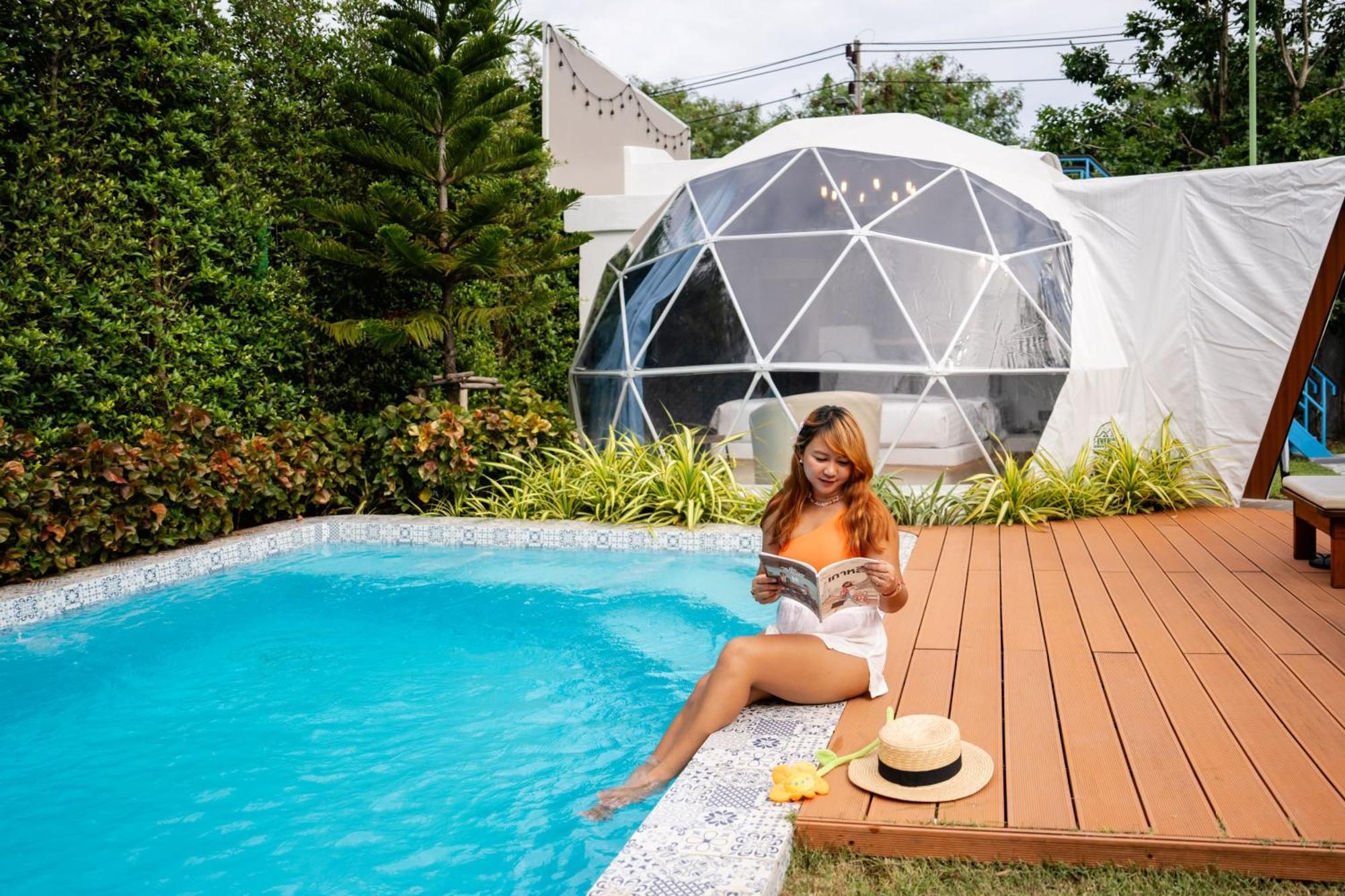 Le Resort And Villas Rawai Eksteriør bilde A woman relaxing at a poolside