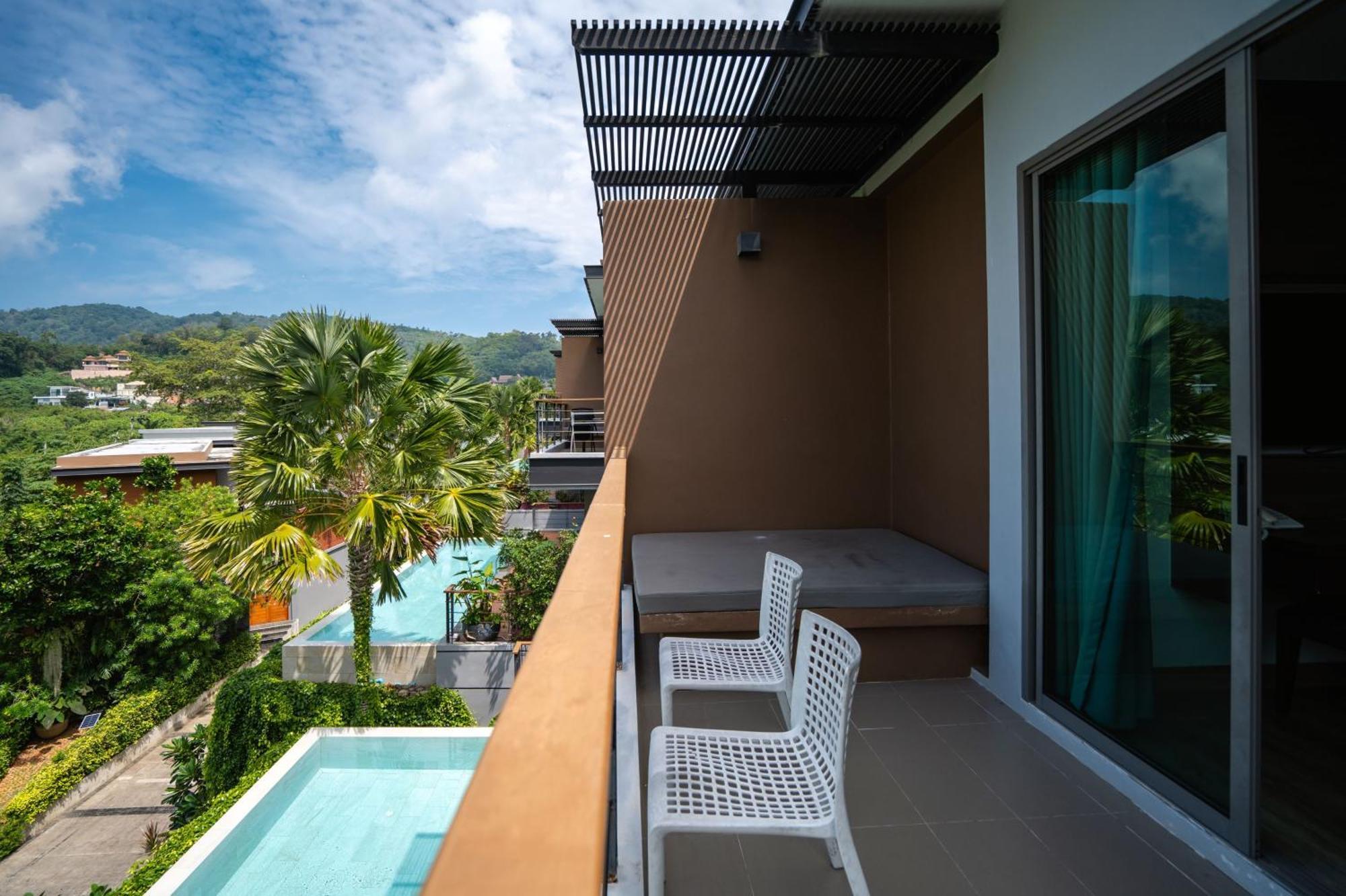 Le Resort And Villas Rawai Eksteriør bilde A balcony with a view of the pool