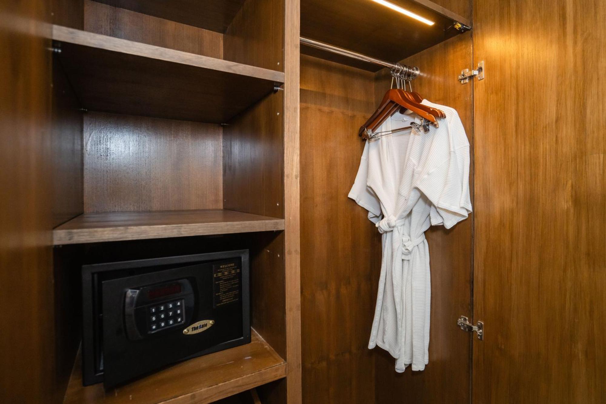 Le Resort And Villas Rawai Eksteriør bilde A bathrobe hanging in a closet